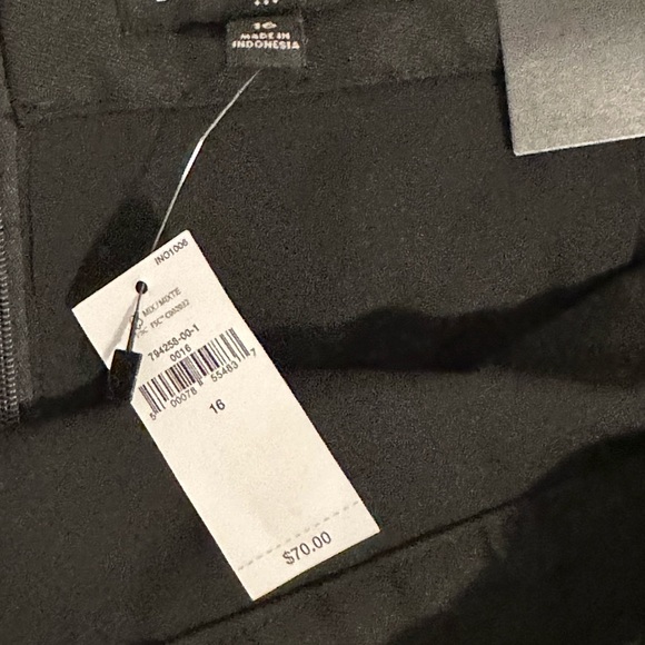 Banana Republic black skirt - brand new w/tags - Picture 3 of 3